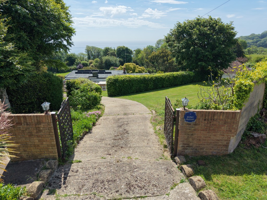 Lot: 142 - DETACHED BUNGALOW WITH STRUCTURAL DAMAGE AND ALMOST 2.5 ACRES WITH SEA VIEWS - The Entrance Gates